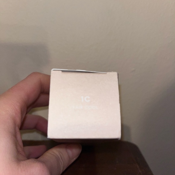 Rose Inc Softlight Skin Smoothing Hydrating Non-Comedogenic Foundation - Picture 2 of 3